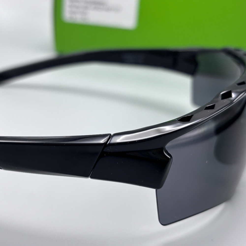 保护眼睛的运动眼镜